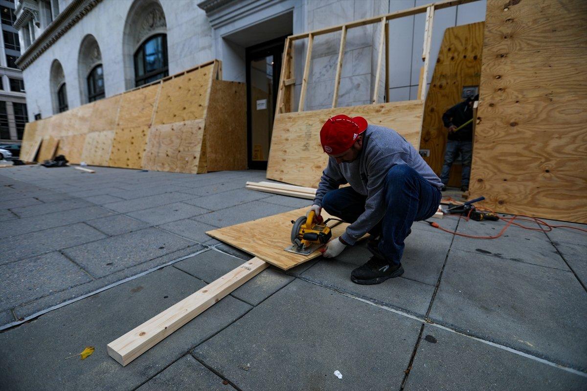 ABD'deki mağazaların sivil itaatsizlik önlemi: Tahta plaklar takılıyor