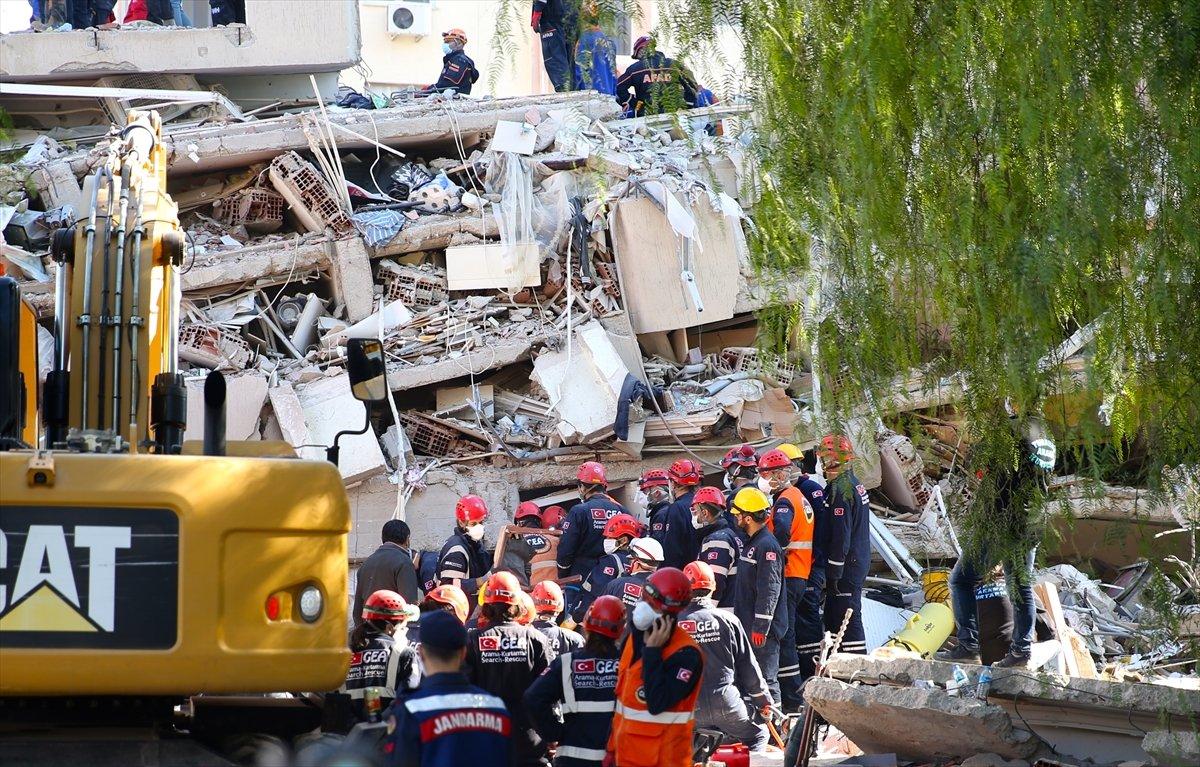 Bayraklı'da Doğanlar Apartmanı'nda anne ve 4 çocuğuna ulaşıldı