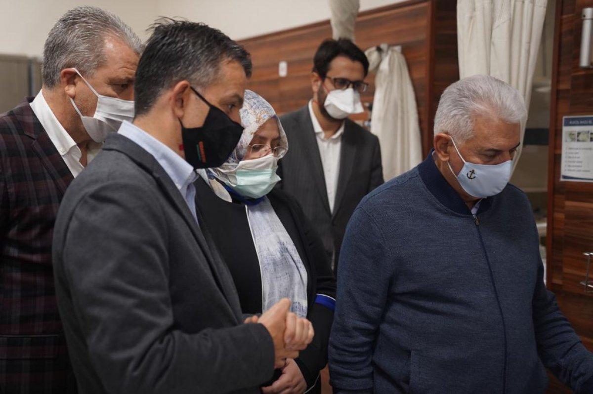 Binali Yıldırım, beraberindeki heyetle depremzedeleri ziyaret etti