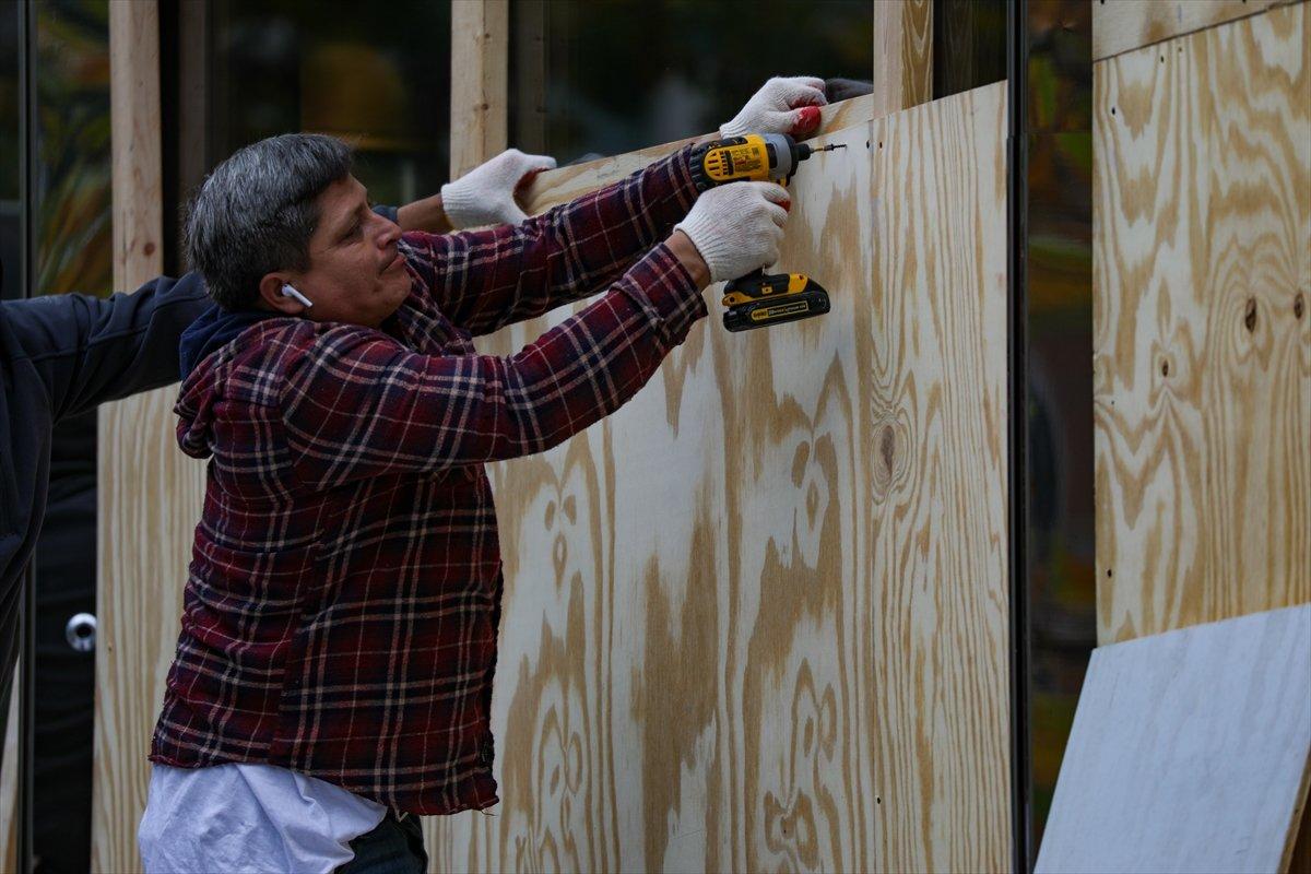 ABD'deki mağazaların sivil itaatsizlik önlemi: Tahta plaklar takılıyor