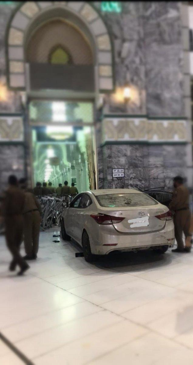 Mekke’de bir otomobil Harem-i Şerif’in avlusuna daldı