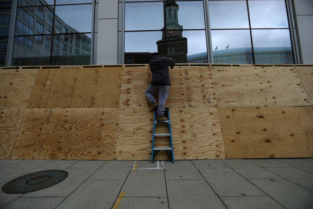 ABD'deki mağazaların sivil itaatsizlik önlemi: Tahta plaklar takılıyor