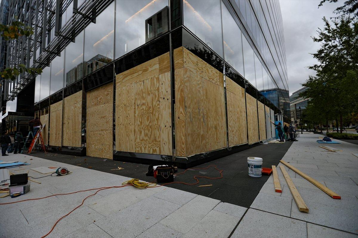 ABD'deki mağazaların sivil itaatsizlik önlemi: Tahta plaklar takılıyor