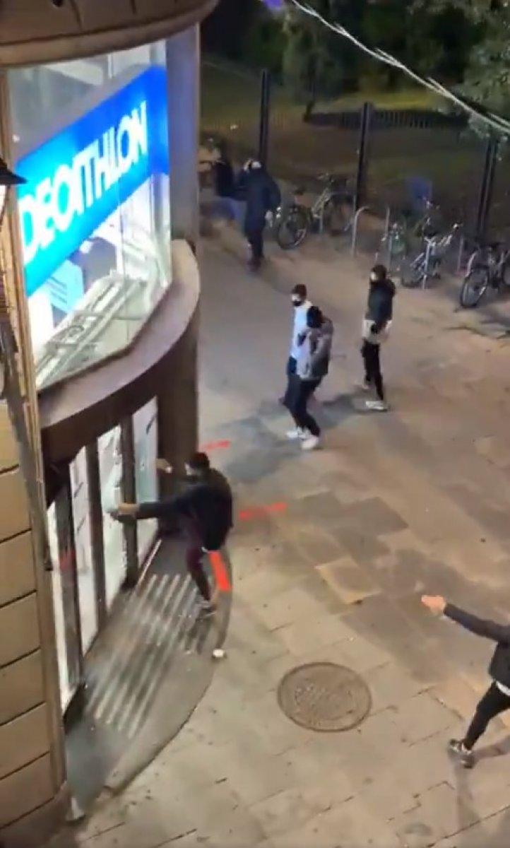 İspanya'da yasakları protesto eden göstericiler mağazaları yağmaladı