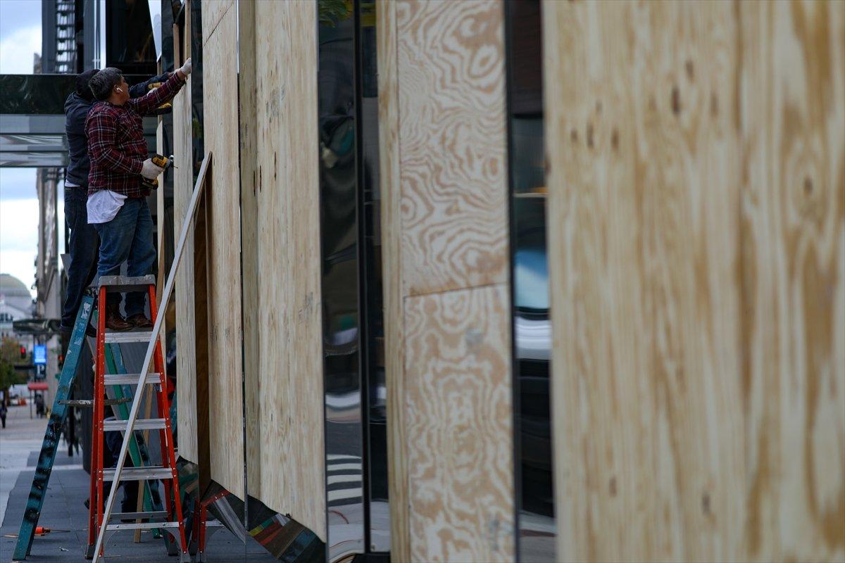 ABD'deki mağazaların sivil itaatsizlik önlemi: Tahta plaklar takılıyor