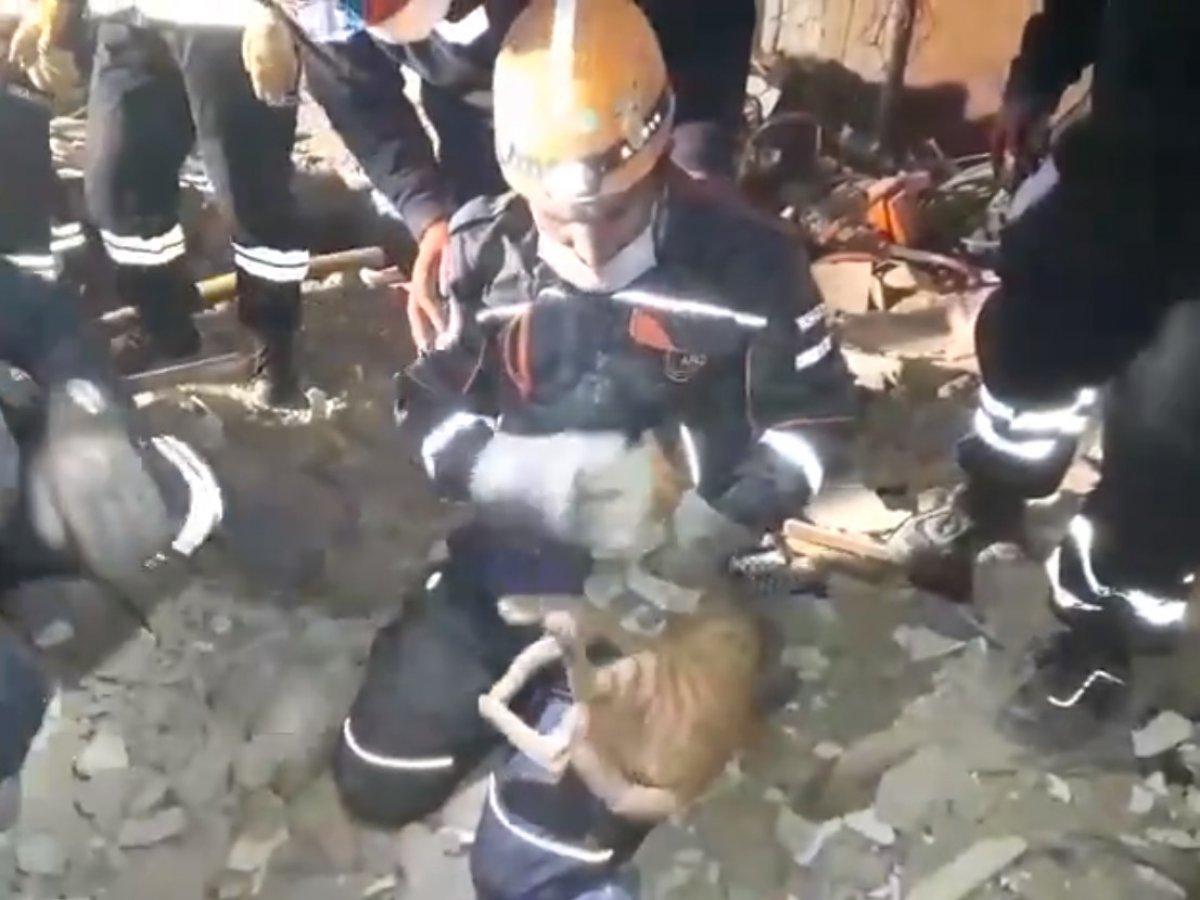İzmir’de enkaz altında kalan kedinin kurtarılma anı