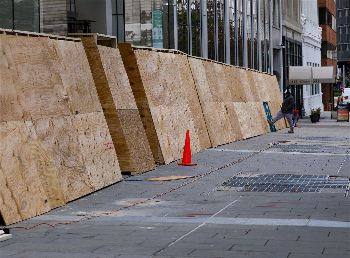 ABD'deki mağazaların sivil itaatsizlik önlemi: Tahta plaklar takılıyor