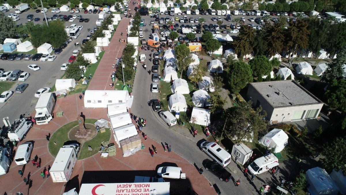 İzmir'de depremzedeler için kurulan çadır kentler havadan görüntülendi