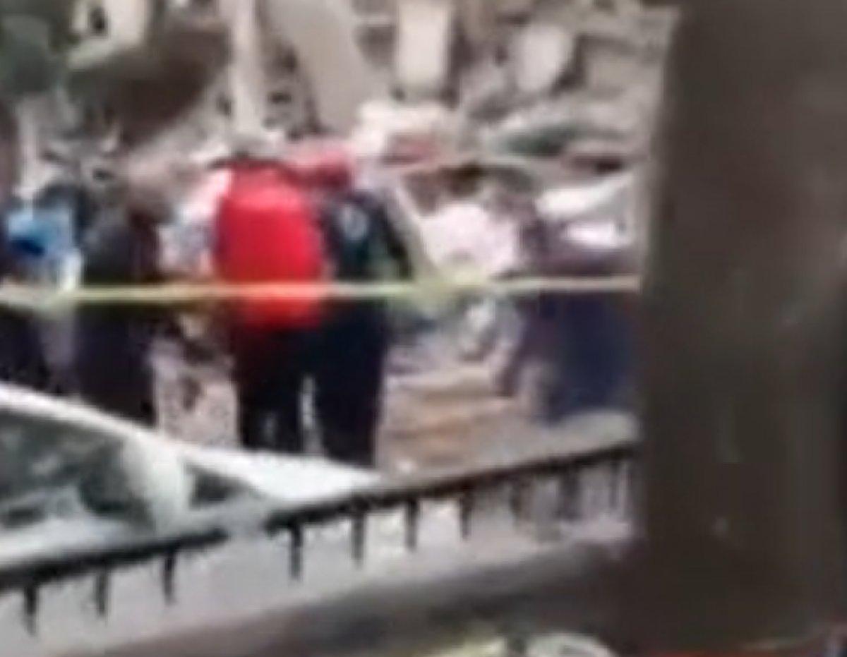 Bayraklı'da enkazdan bir kişi sağ olarak çıkarıldı