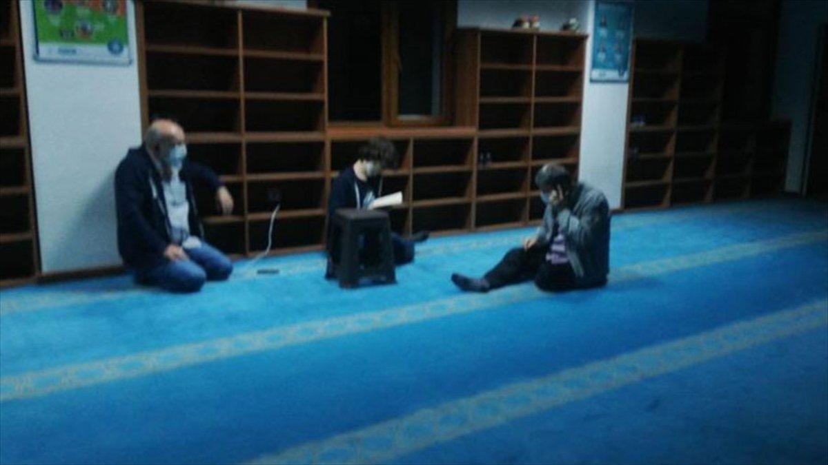 İzmir'de bazı depremzedeler geceyi camide geçirdi