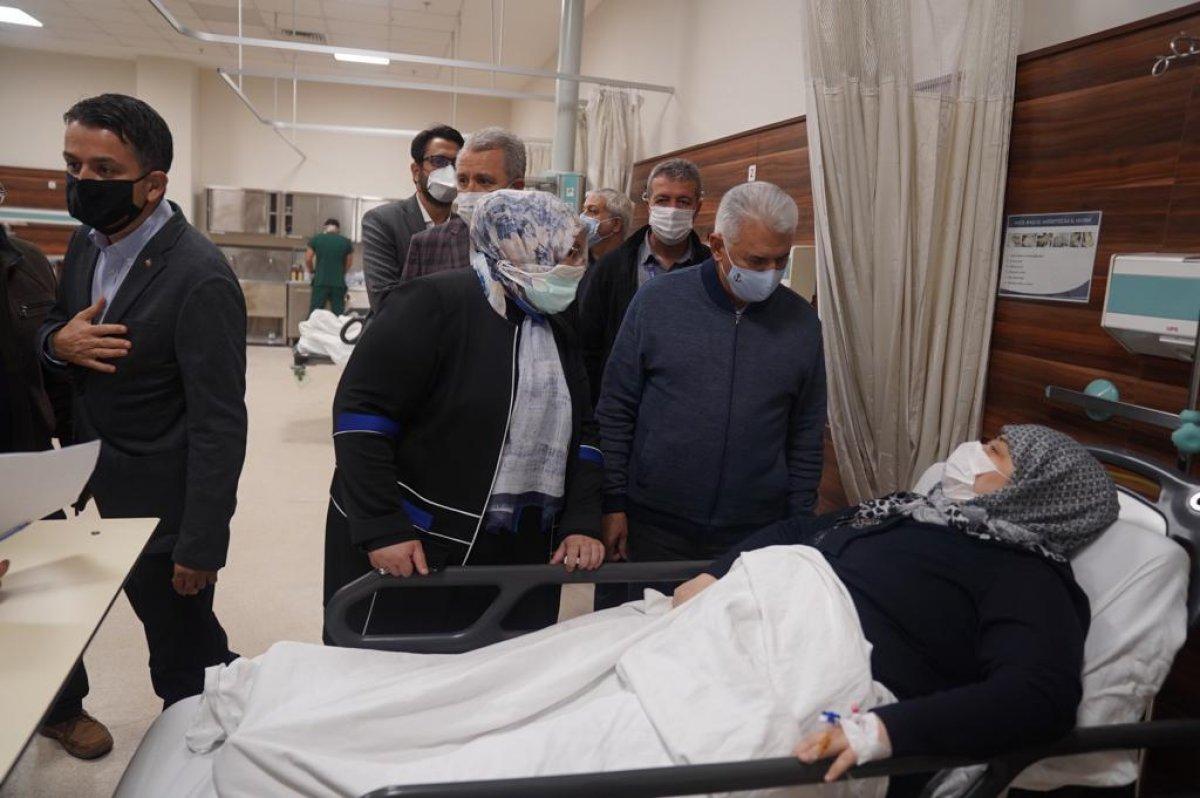 Binali Yıldırım, beraberindeki heyetle depremzedeleri ziyaret etti