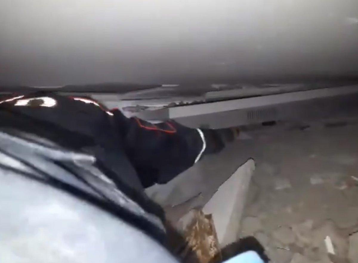 İzmir’de enkaz altında kalan kedinin kurtarılma anı