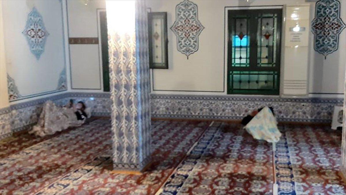 İzmir'de bazı depremzedeler geceyi camide geçirdi