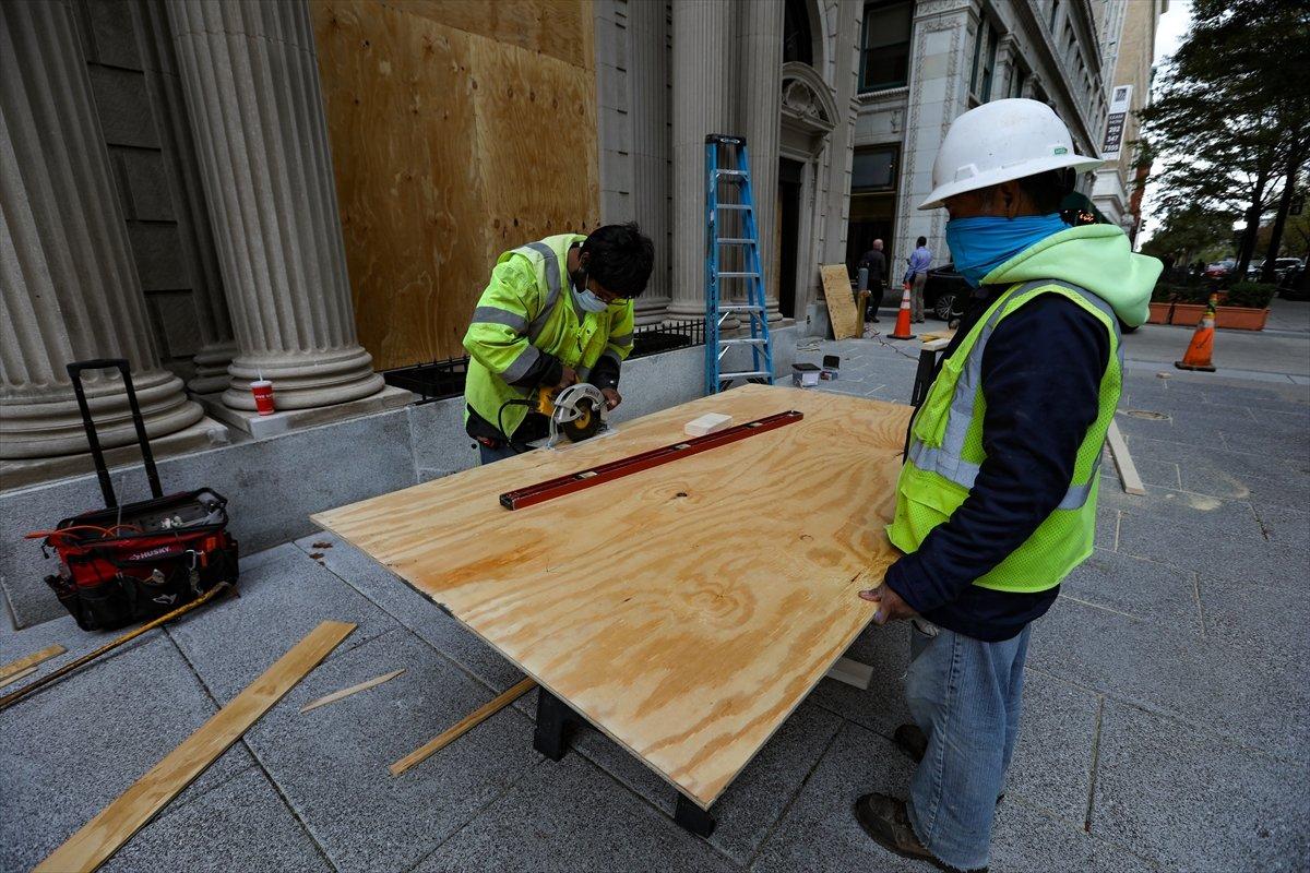 ABD'deki mağazaların sivil itaatsizlik önlemi: Tahta plaklar takılıyor