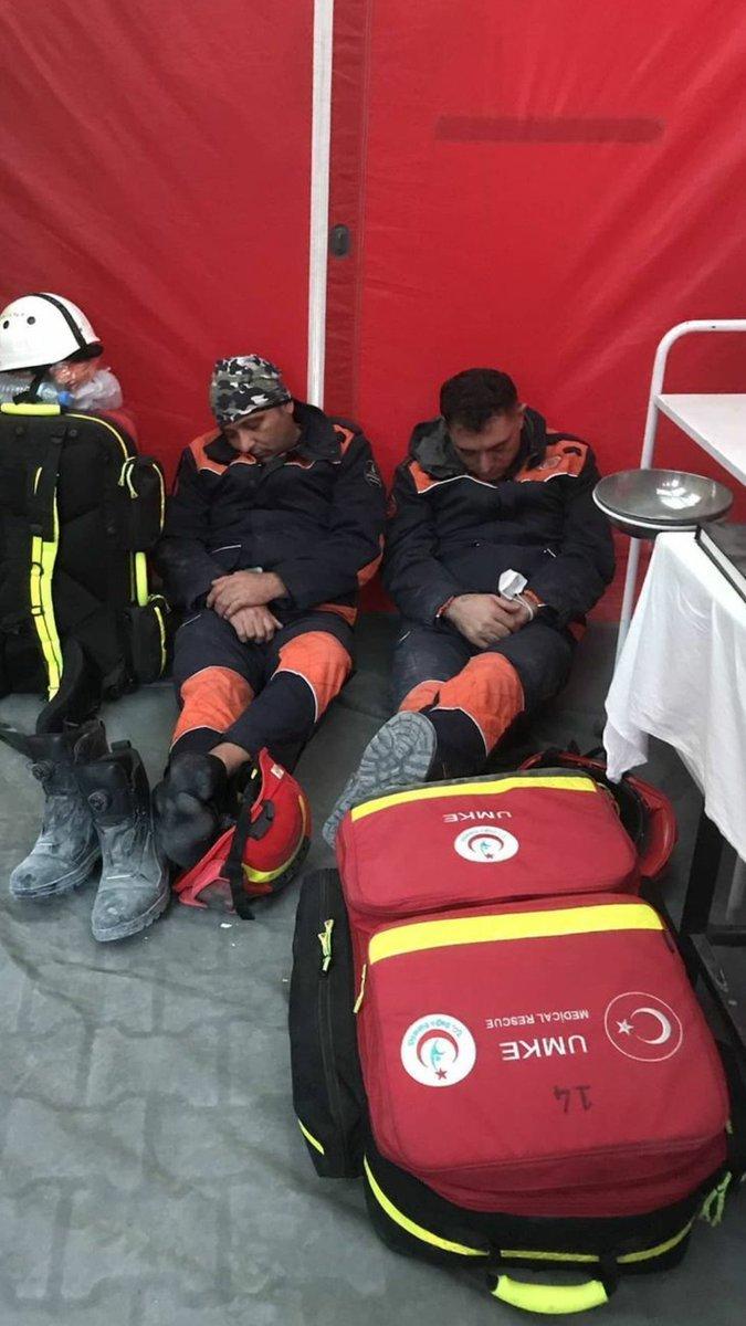 İzmir'de kurtarma çalışmaları devam ediyor