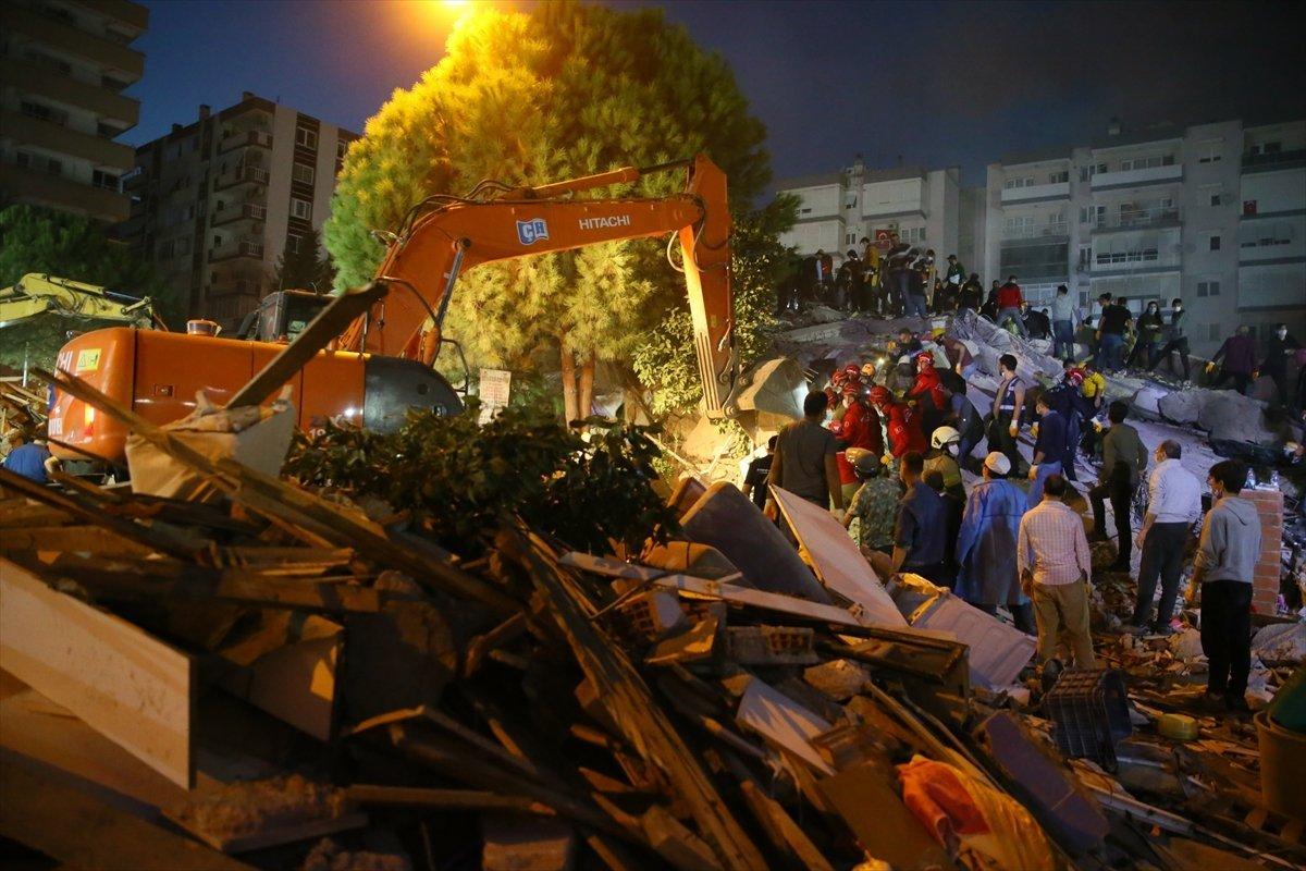 İzmir'de kurtarma çalışmaları devam ediyor