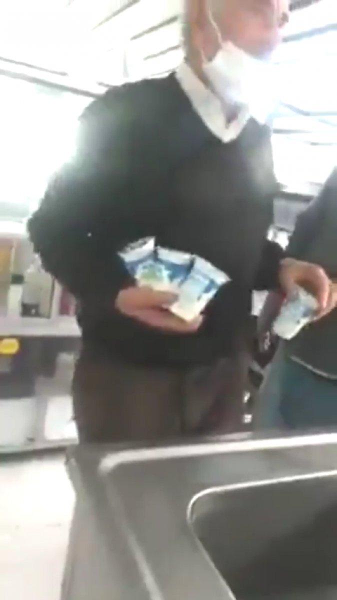 İzmir'de depremzedelere yapılan yardımları satan şahıs kamerada