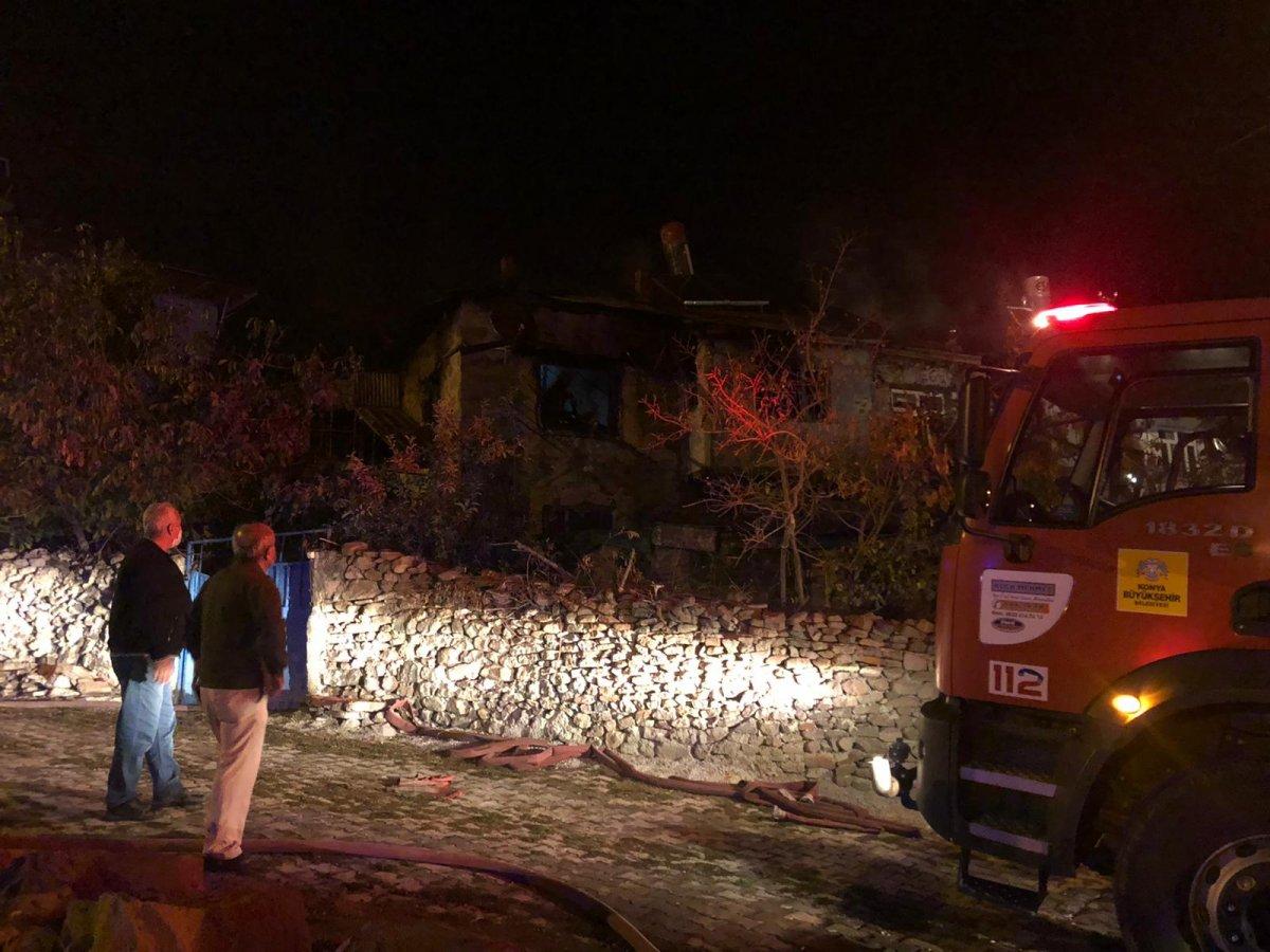 Konya'da yangın sırasında çöken çatının altında can verdi