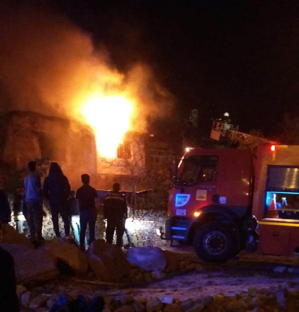 Konya'da yangın sırasında çöken çatının altında can verdi