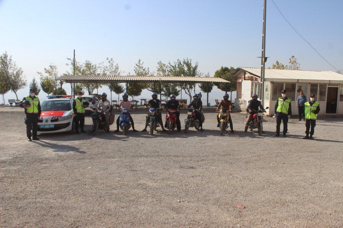 Gaziantep'te kasksız sürücüler ceza beklerken, hediye geldi