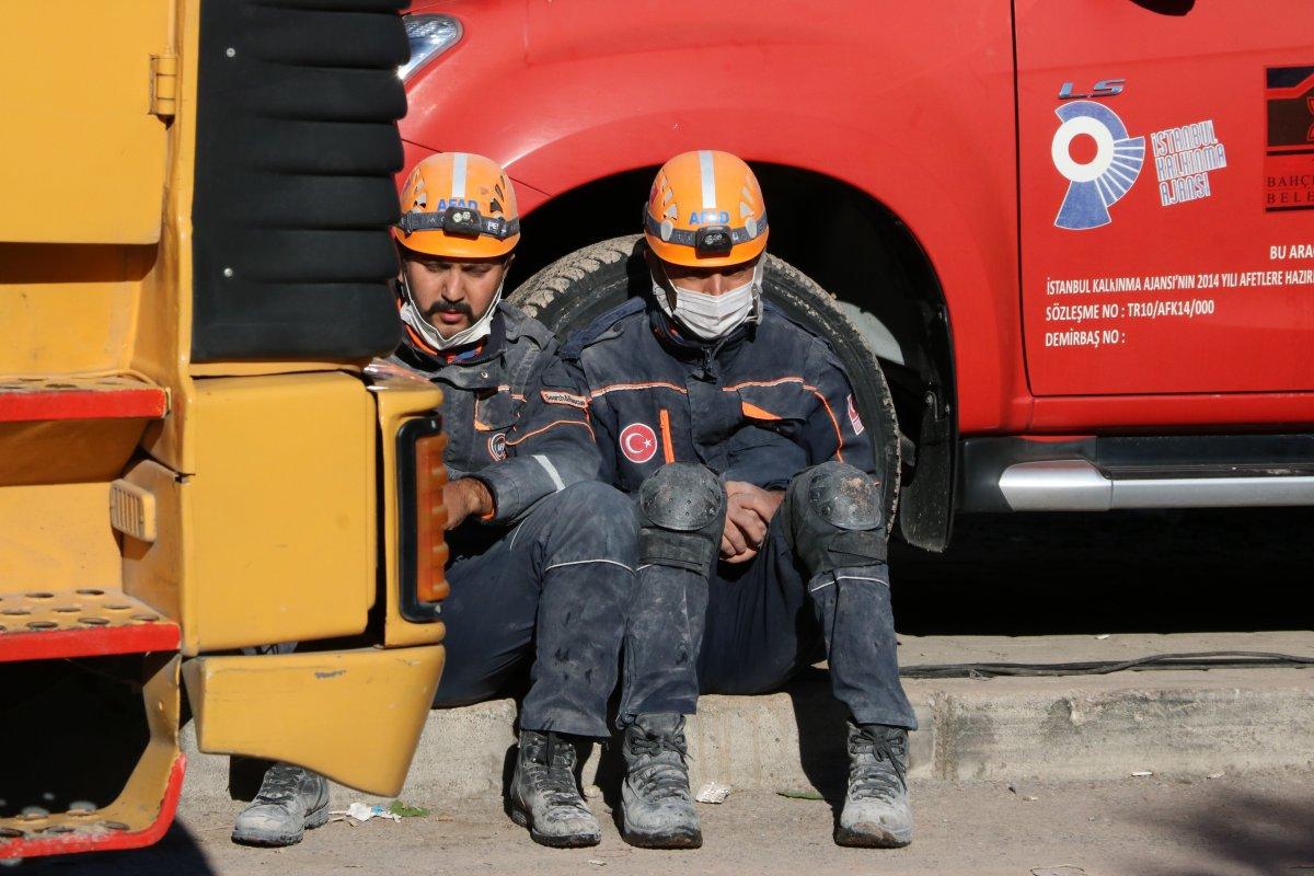 İzmir'de kurtarma ekiplerinin zorlu mesaisi