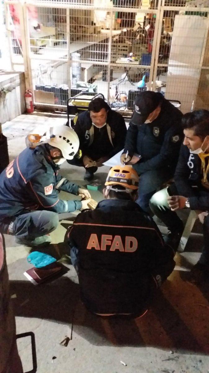 İzmir’de enkazda bulunan çantadan borç listesi ve para çıktı