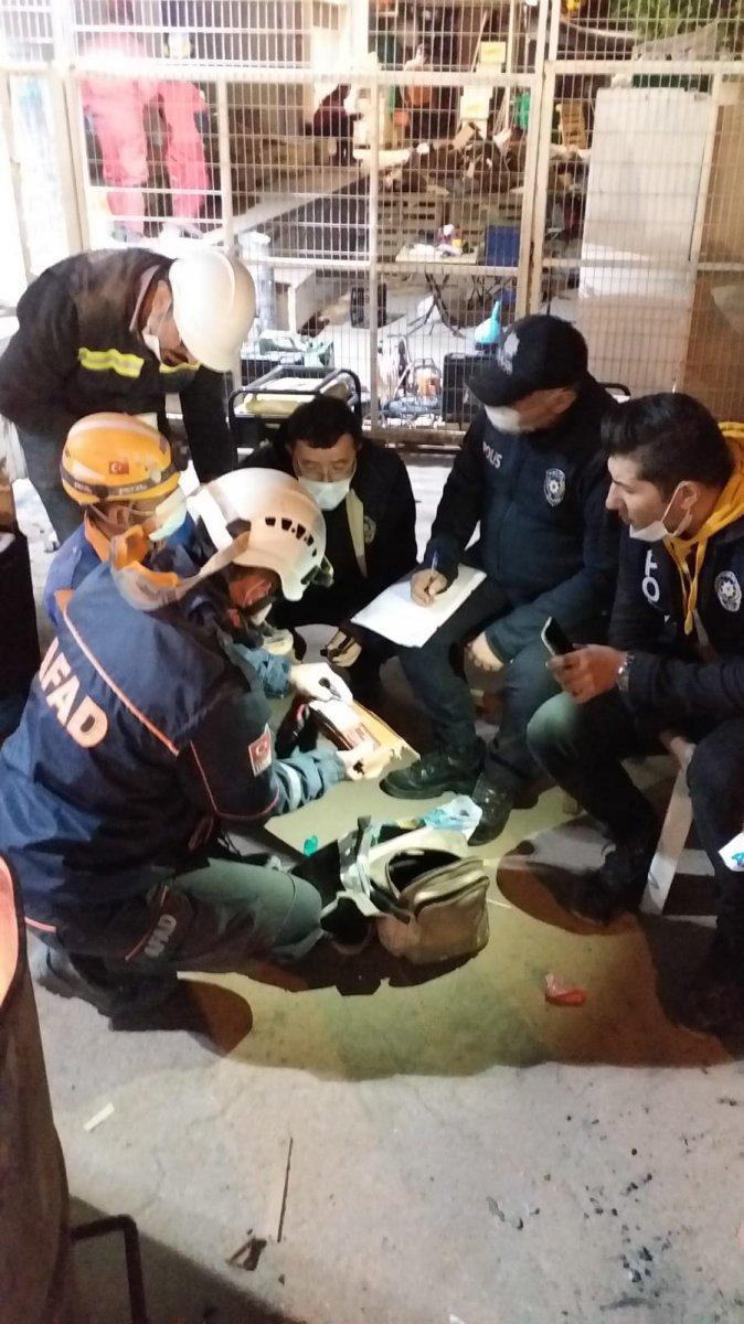 İzmir’de enkazda bulunan çantadan borç listesi ve para çıktı