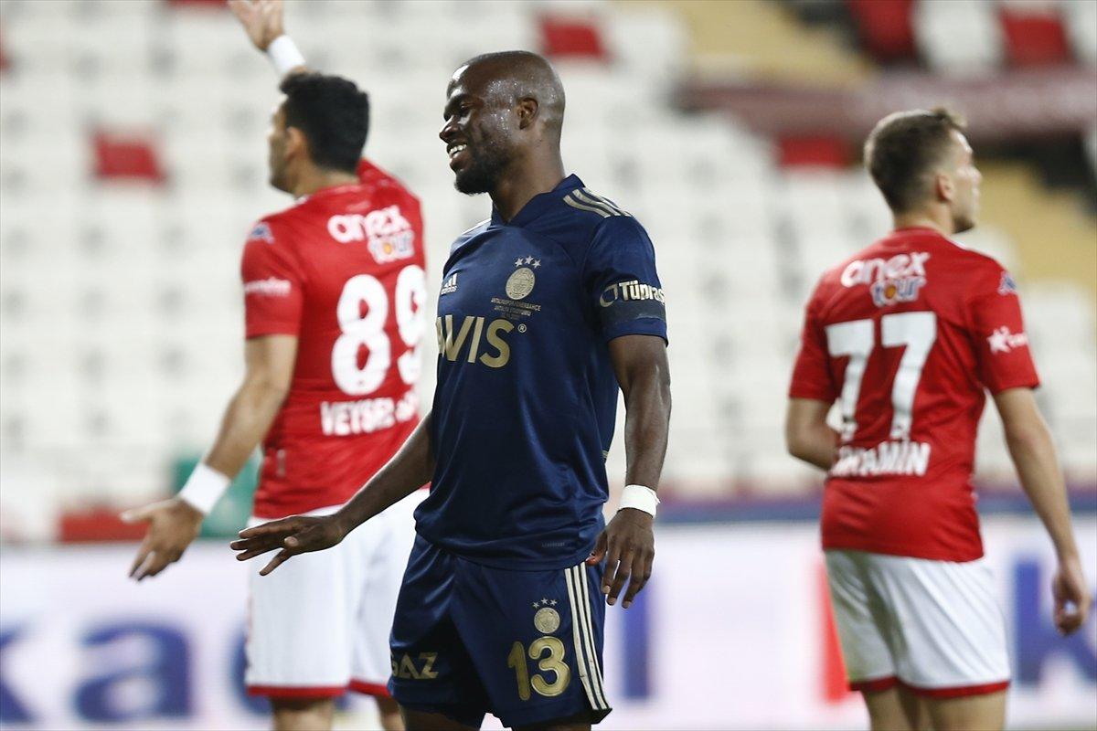 Fenerbahçe, Antalyaspor'u 2 golle geçti