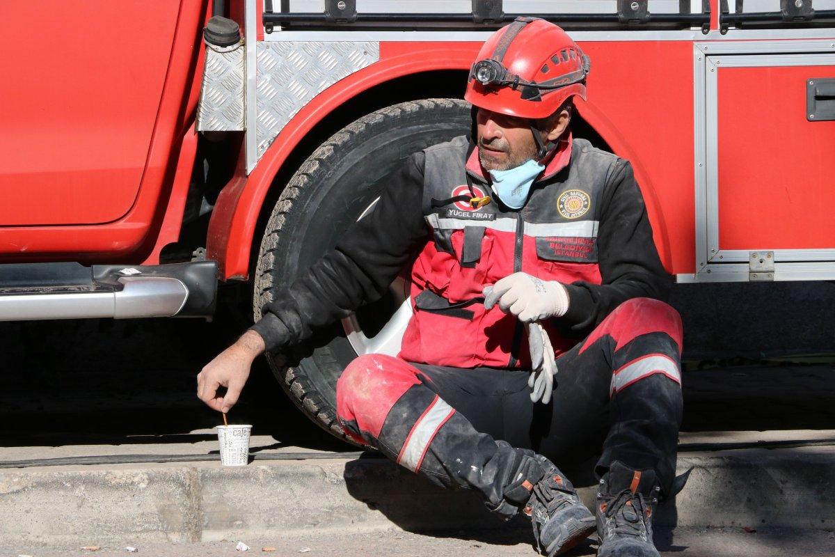 İzmir'de kurtarma ekiplerinin zorlu mesaisi