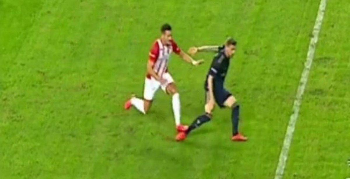 Adis Jahovic kırmızı kart gördü