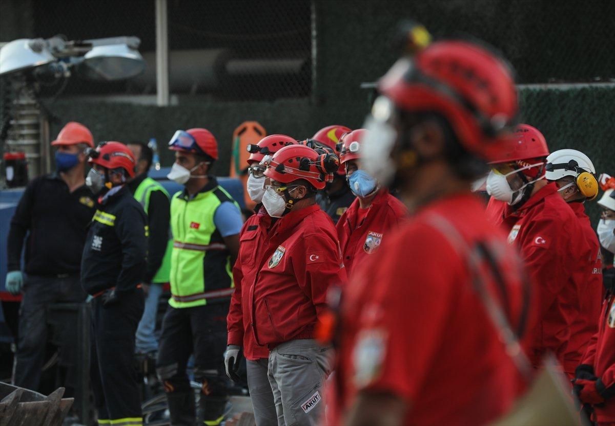 İzmir'de kurtarma çalışmaları devam ederken umutlu bekleyiş sürüyor