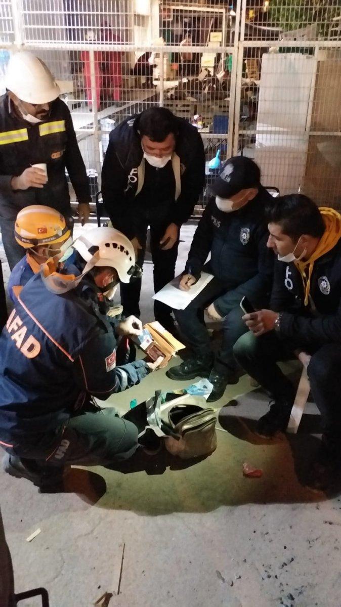 İzmir’de enkazda bulunan çantadan borç listesi ve para çıktı