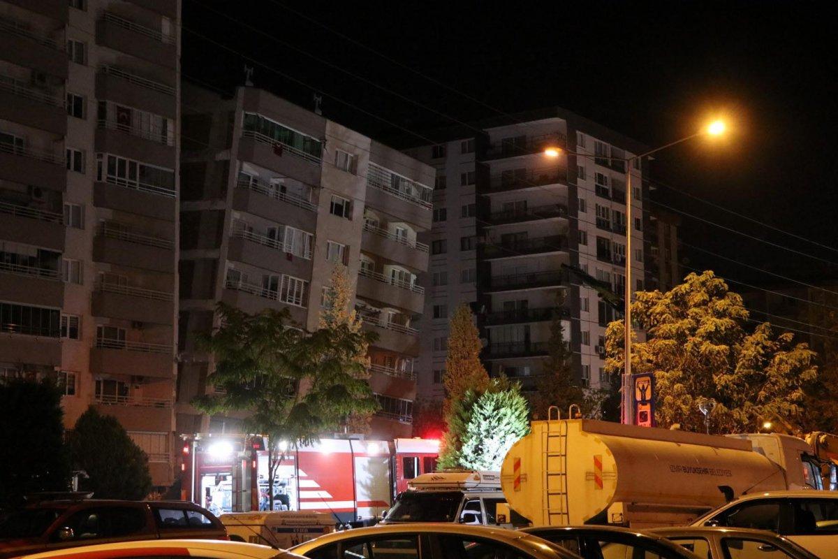 Bayraklı’daki Yılmaz Erbek Apartmanı'nda yıkım başladı