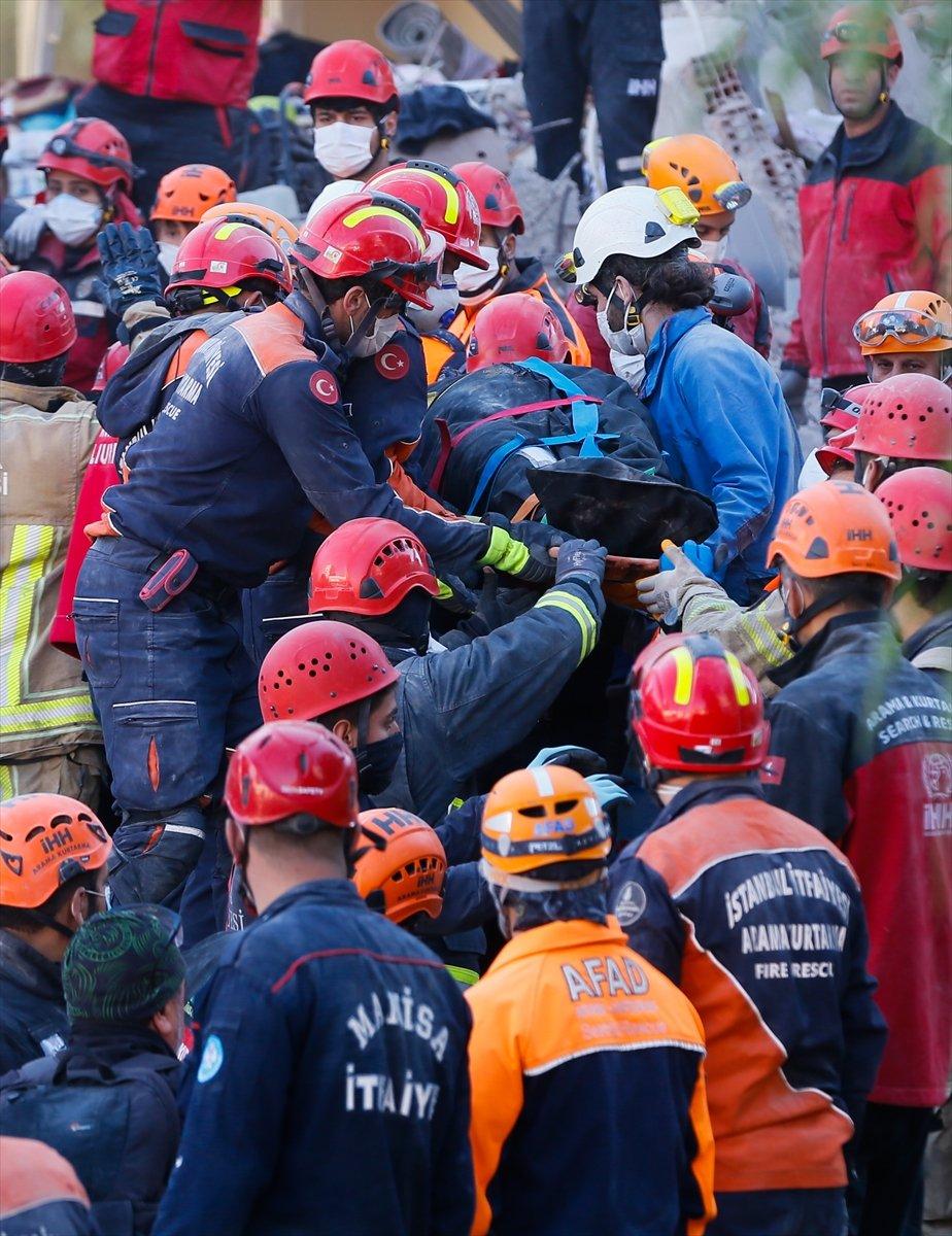 İzmir'de kurtarma çalışmaları devam ederken umutlu bekleyiş sürüyor