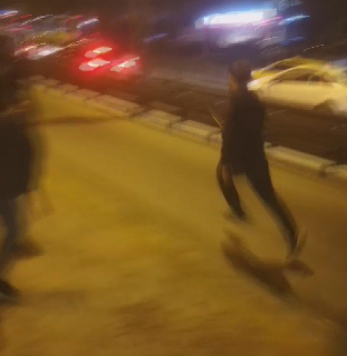 Metrobüste arkadaşlarıyla kavga eden şahıs bıçaklandı