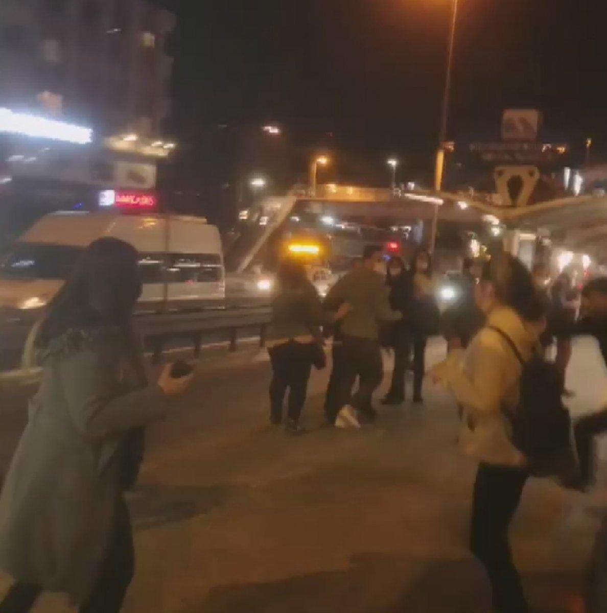 Metrobüste arkadaşlarıyla kavga eden şahıs bıçaklandı