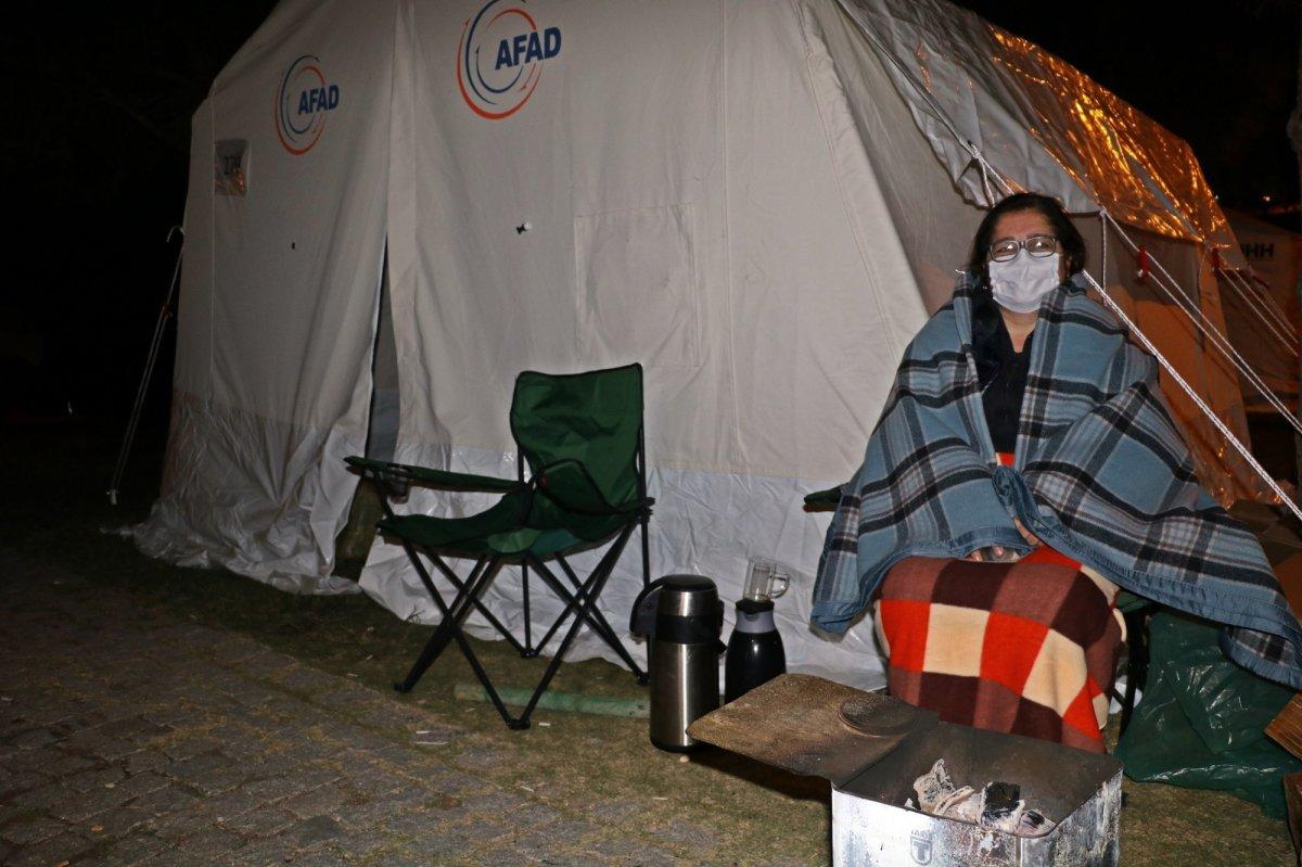 İzmir'de depremzedeler ateş yakarak ısınmaya çalışıyor