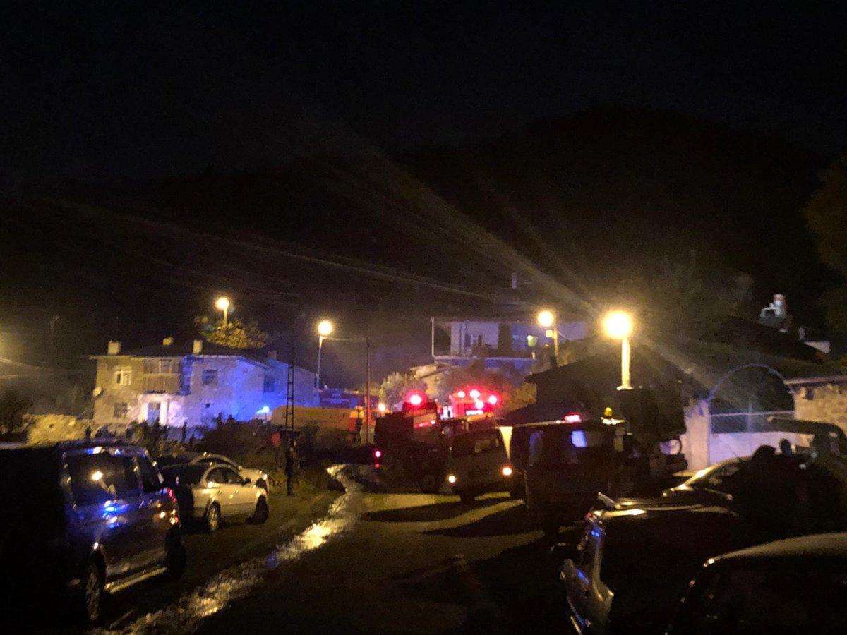 Konya'da yangın sırasında çöken çatının altında can verdi