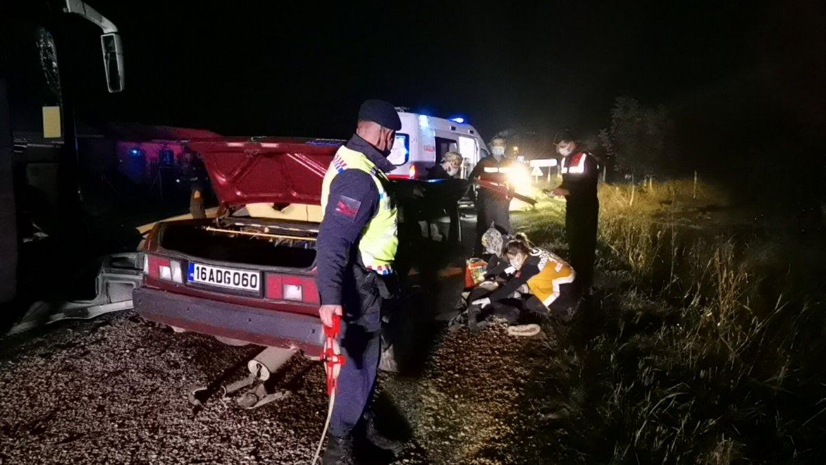 Bursa'da çarpışma sırasında yola fırlayan 2 genç öldü