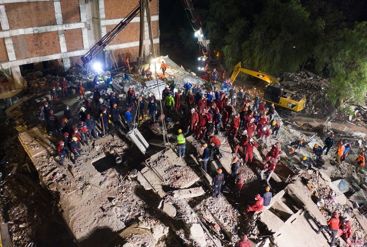 İzmir'de kurtarma çalışmaları devam ederken umutlu bekleyiş sürüyor