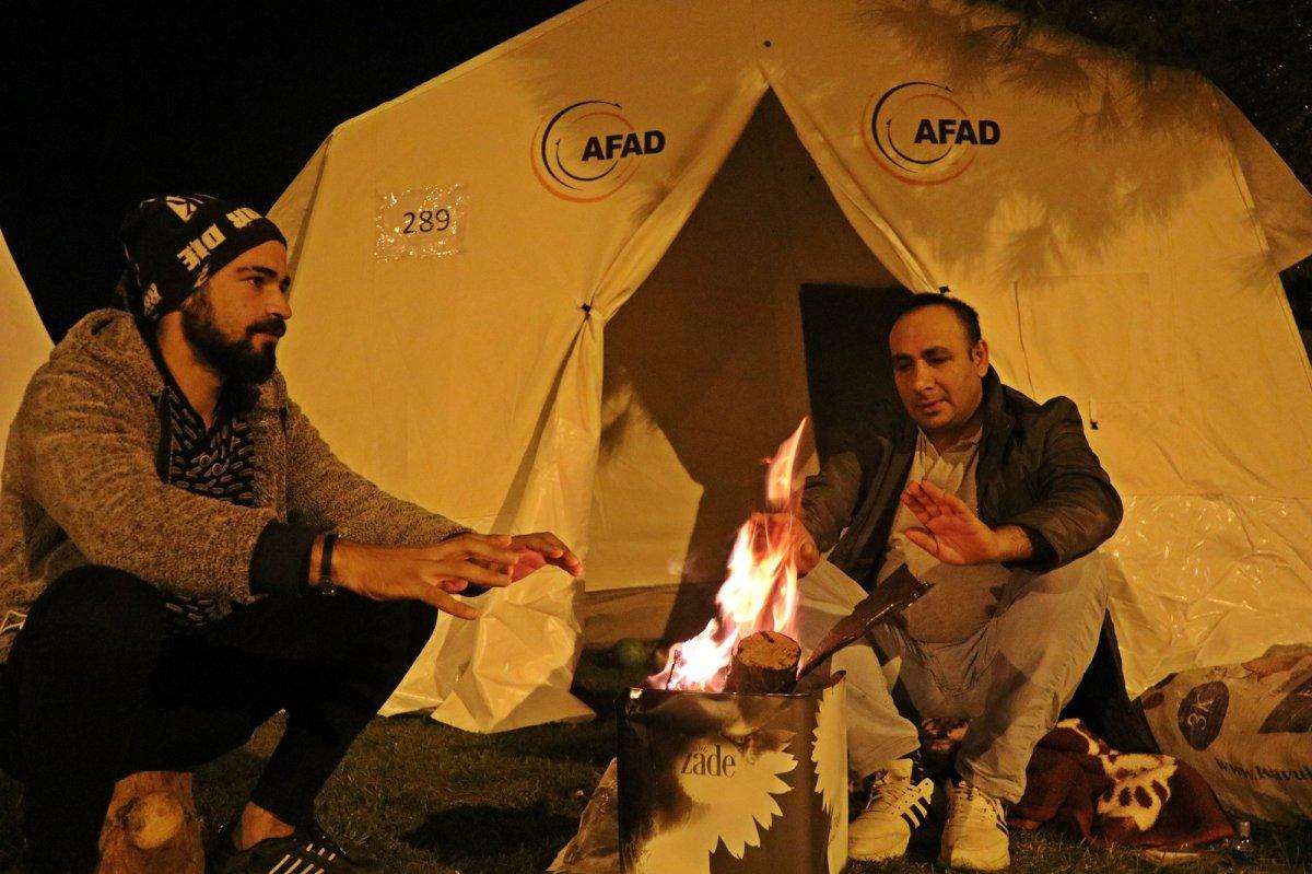 İzmir'de depremzedeler ateş yakarak ısınmaya çalışıyor