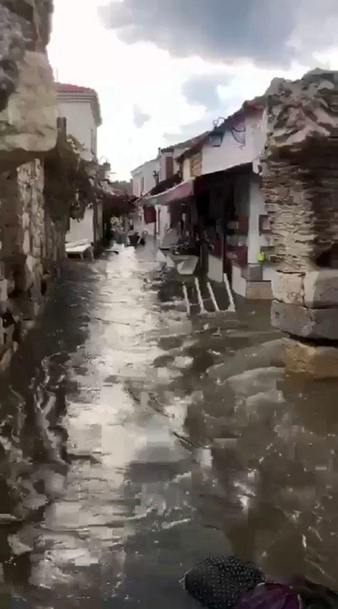 İzmir'de tsunamiye kapılan babaannesini görünce yıkıldı