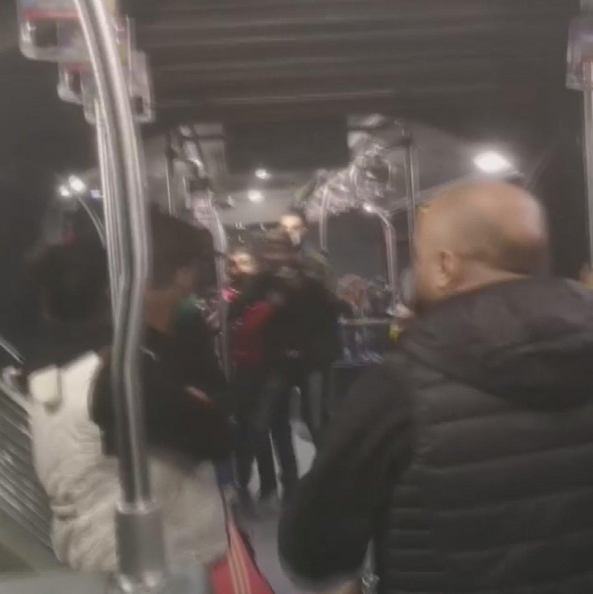 Metrobüste arkadaşlarıyla kavga eden şahıs bıçaklandı