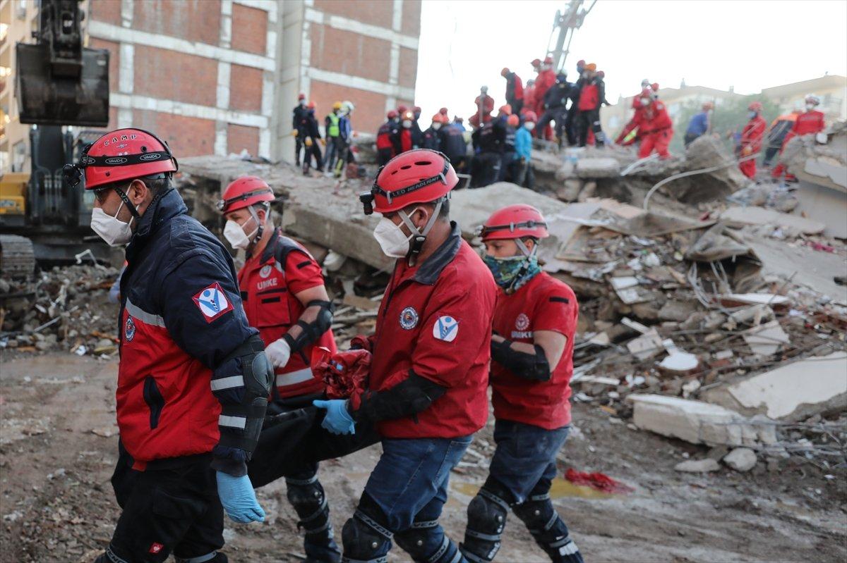 İzmir'de kurtarma çalışmaları devam ederken umutlu bekleyiş sürüyor