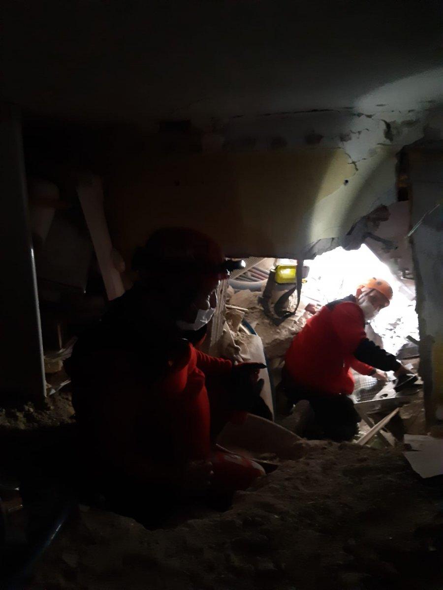 İzmir'de torununun elini 14 saat tutarak hayatta kaldı