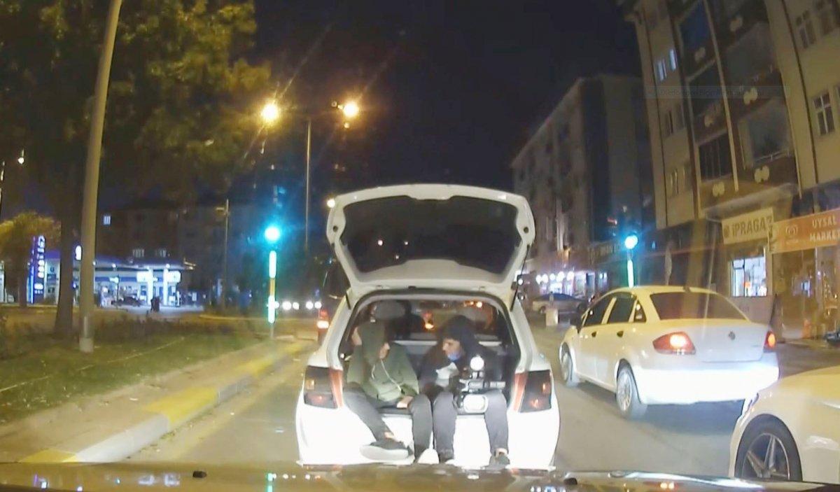 Aksaray'da 2 genç bagajda tehlikeli yolculuk yaptı