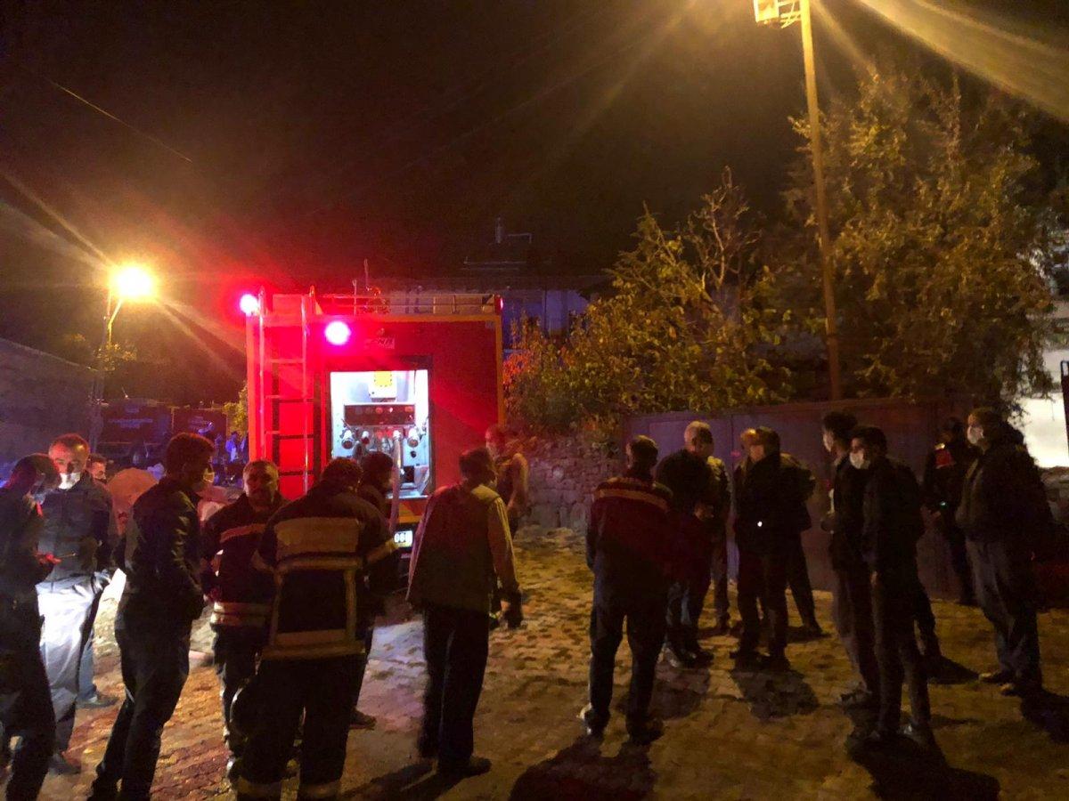 Konya'da yangın sırasında çöken çatının altında can verdi