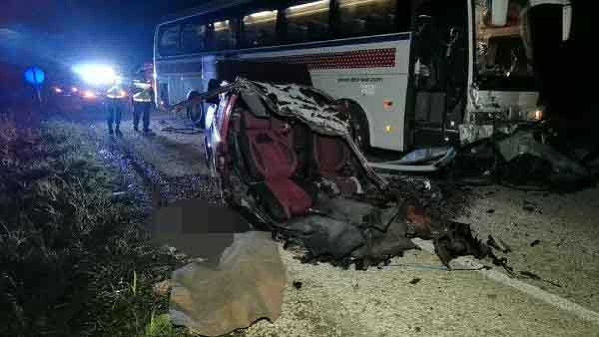 Bursa'da çarpışma sırasında yola fırlayan 2 genç öldü