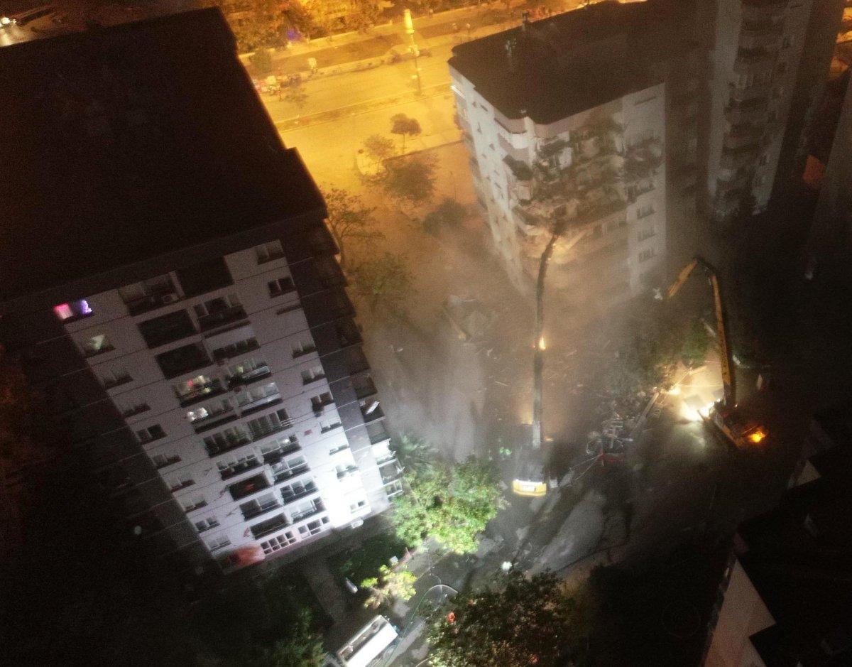 Bayraklı’daki Yılmaz Erbek Apartmanı'nda yıkım başladı