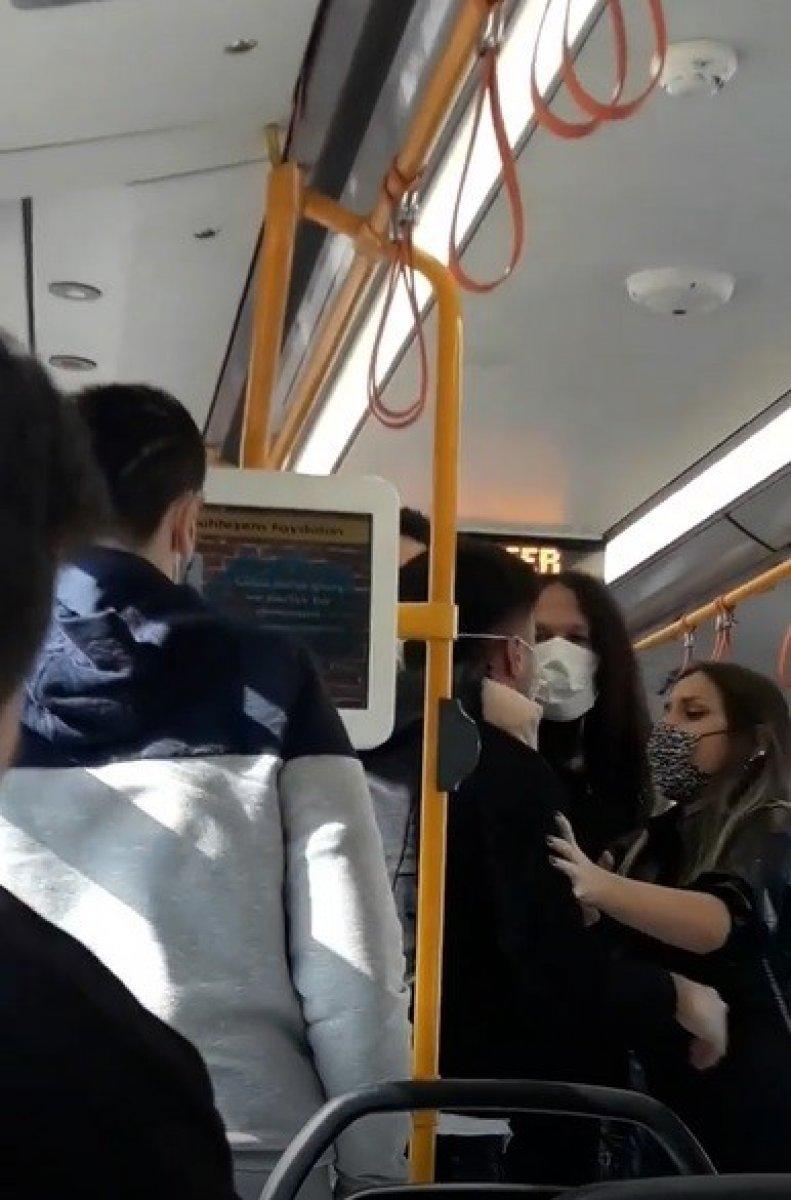 Bursa'da metroda sarılan çifti ikaz etti kavga çıktı